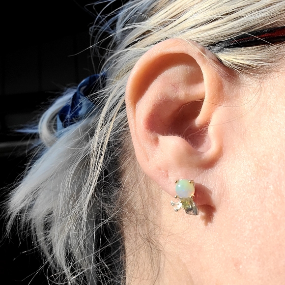 Opal & Peridot .925 Sterling Silver floral stud earrings - Picture 11 of 14